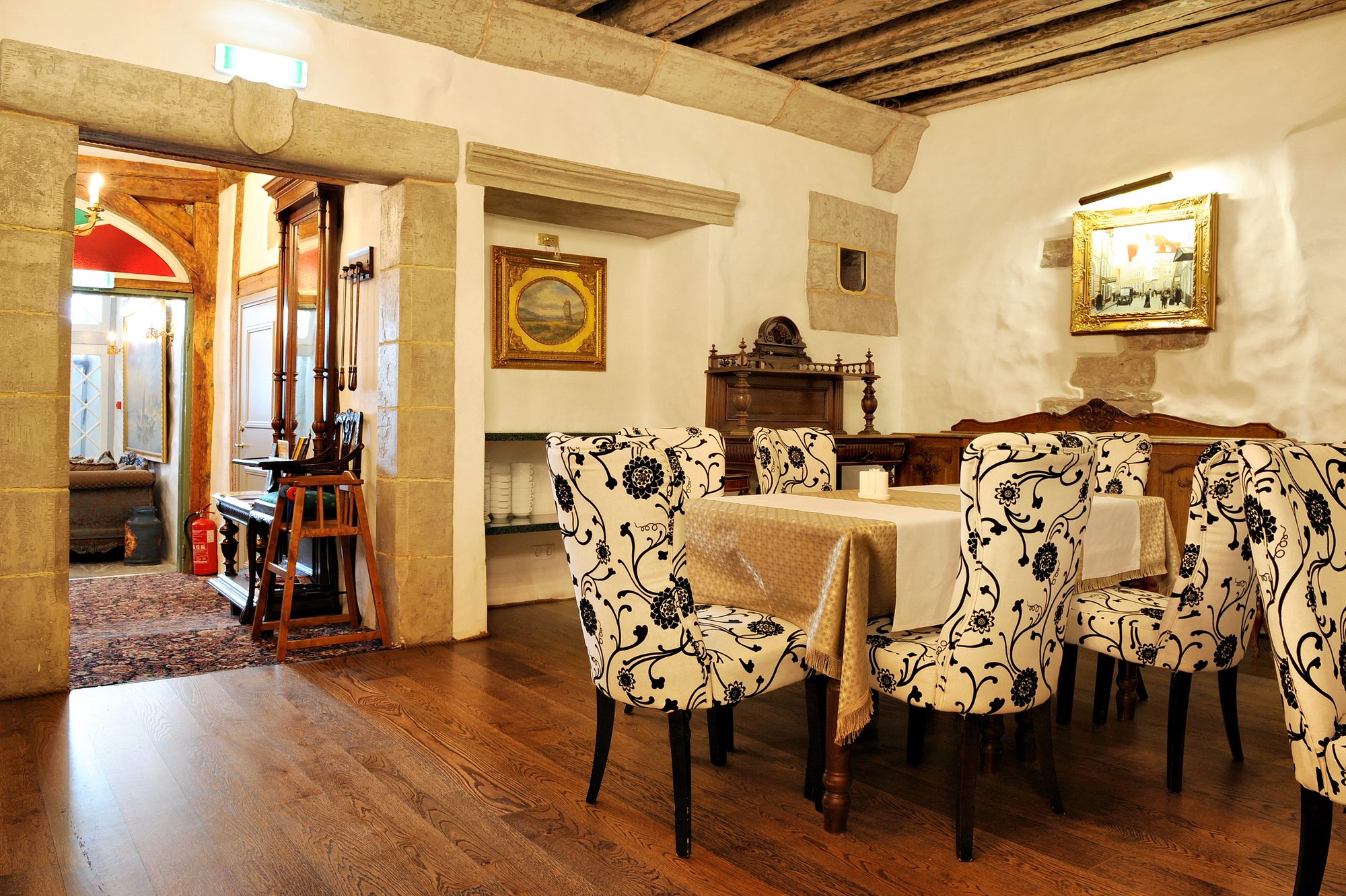 2015 04 Breakfast room 2