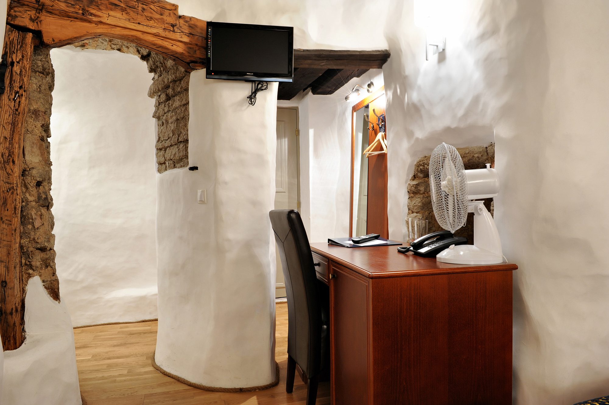 2015 04 Economy room 1 1