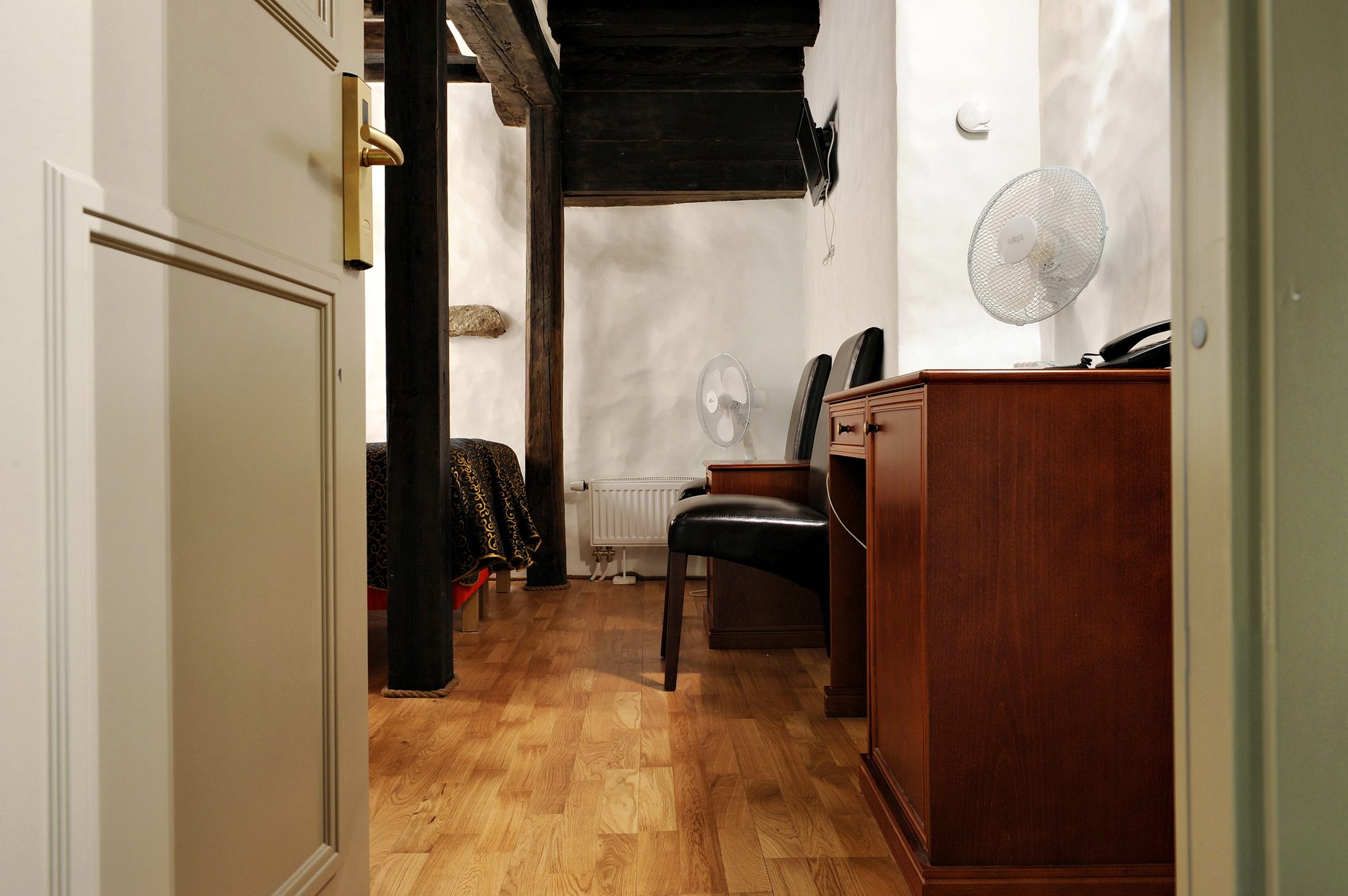 2015 04 Economy room 1