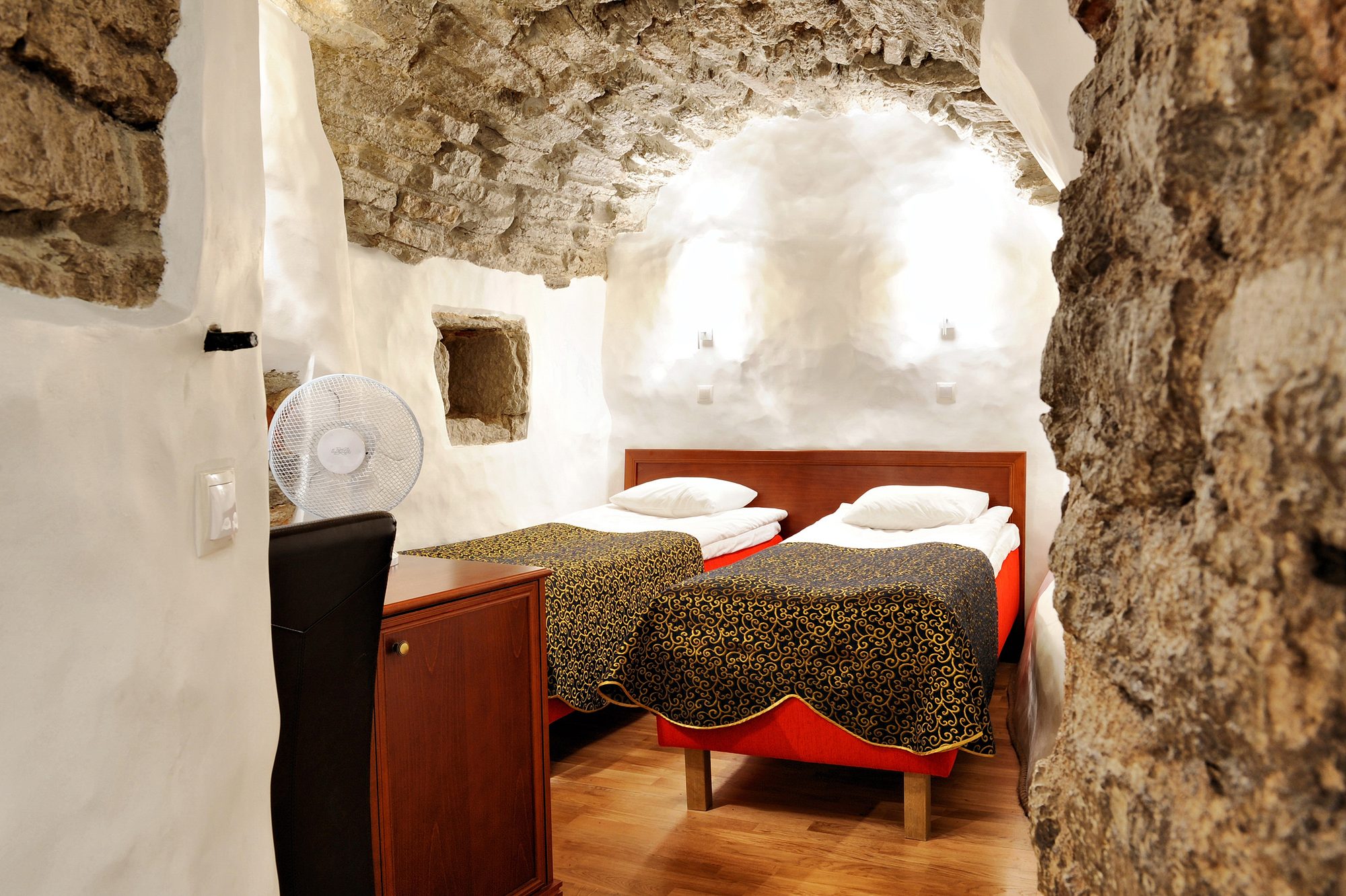 2015 04 Economy room 11