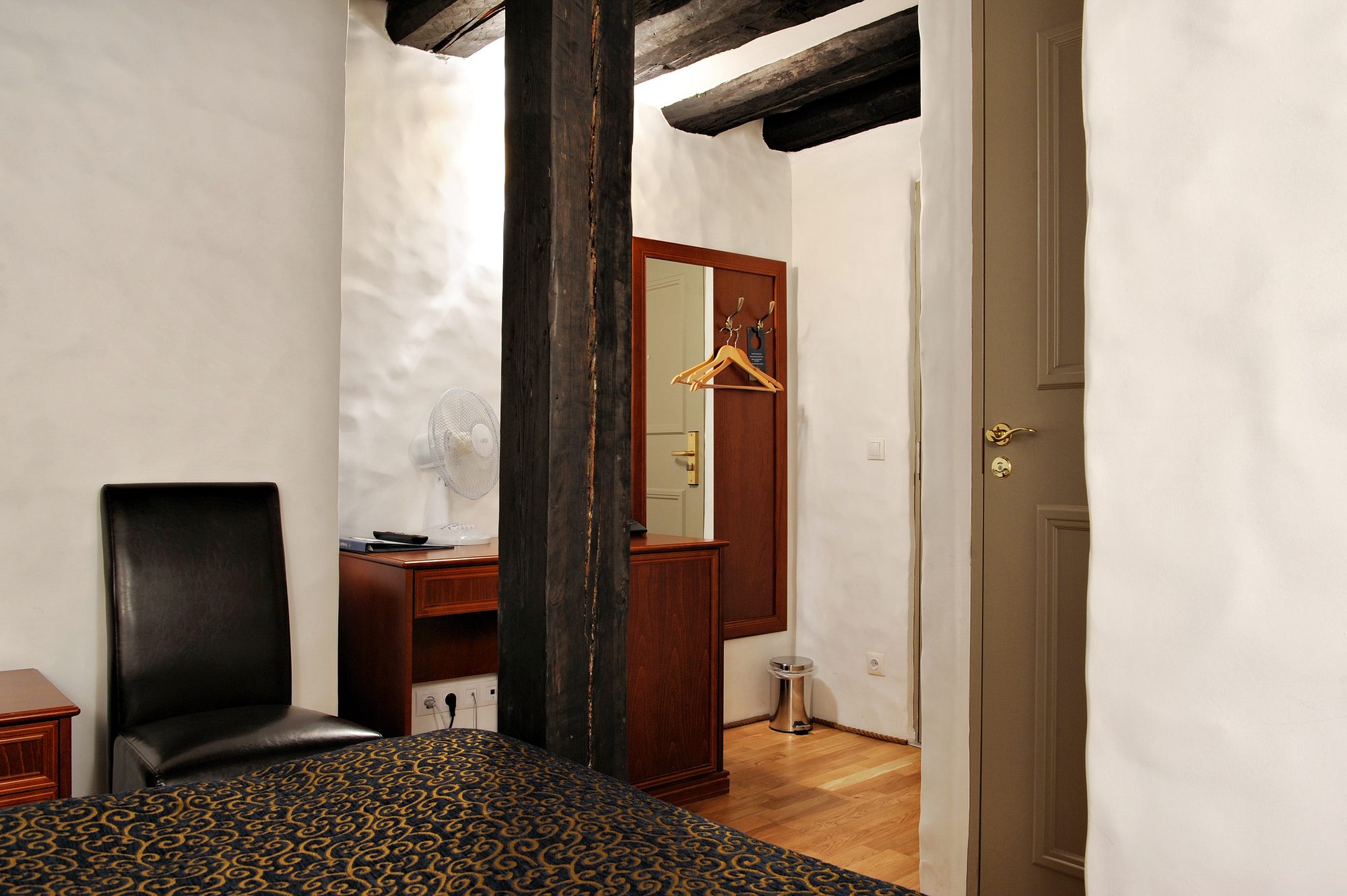 2015 04 Economy room 2