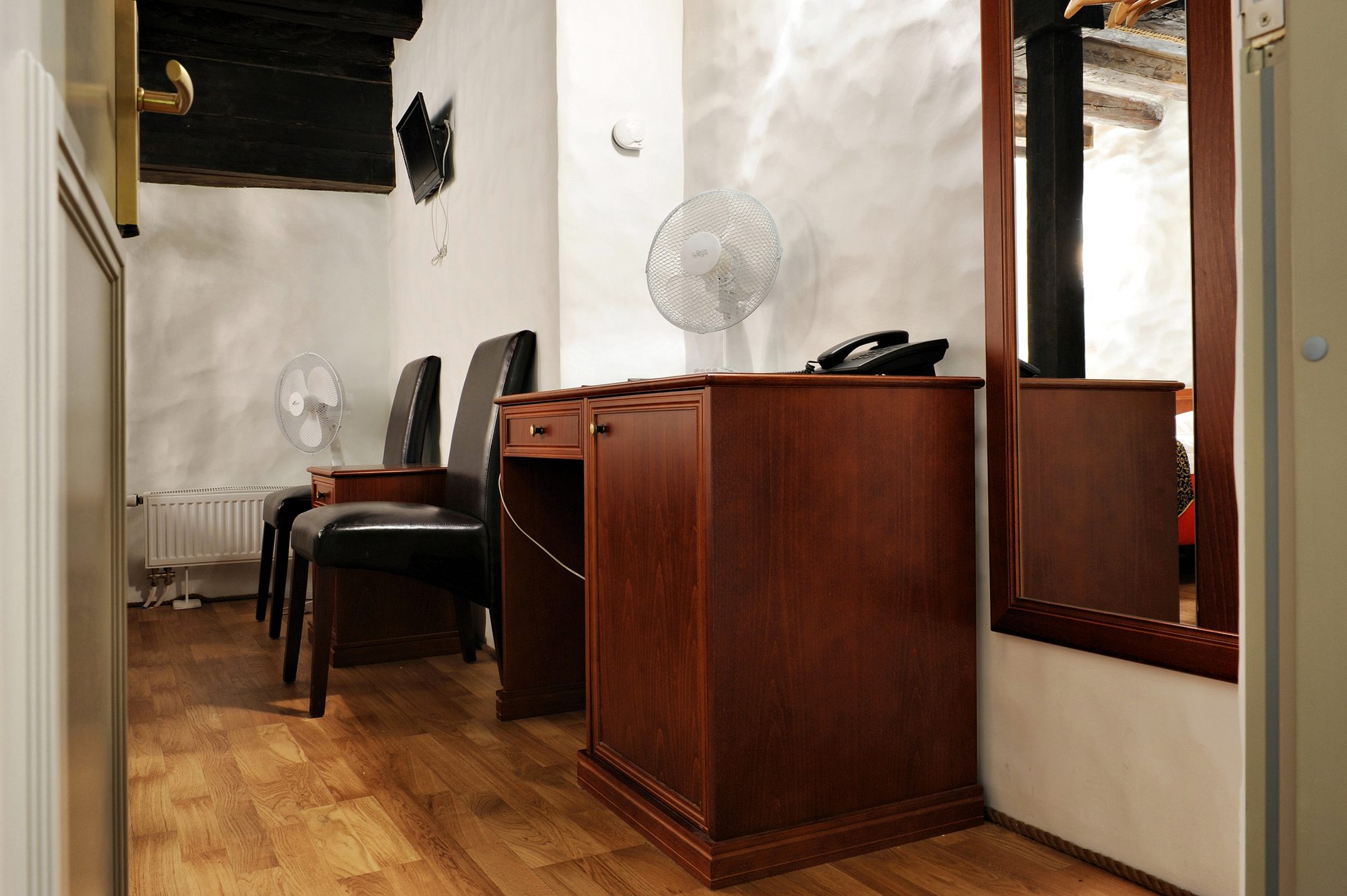 2015 04 Economy room 3