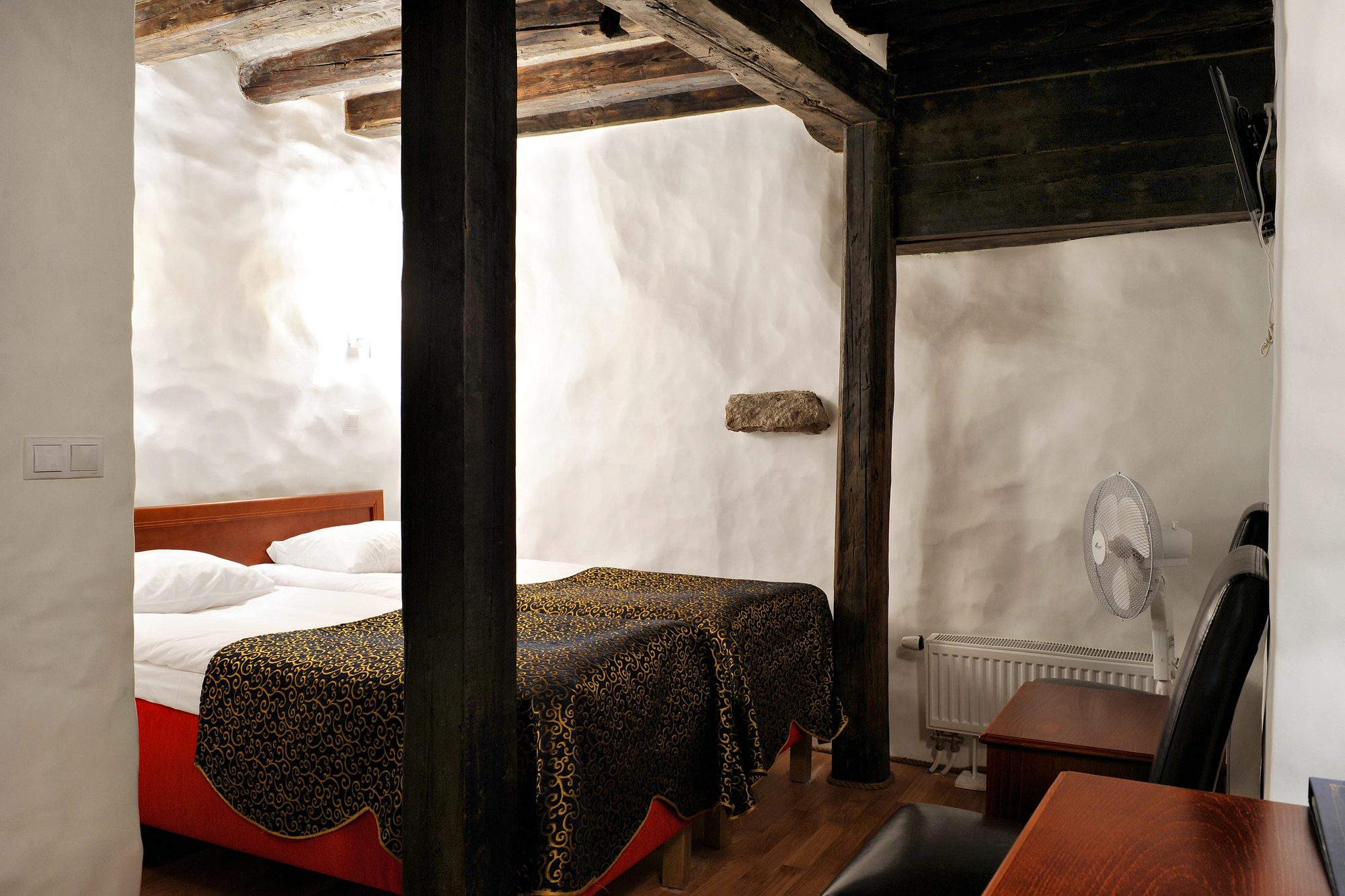 2015 04 Economy room