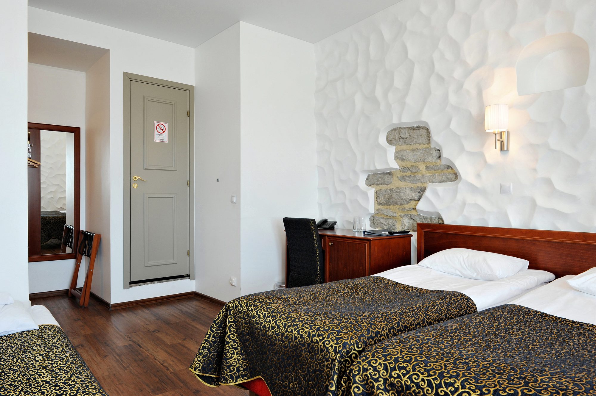 2015 04 Standard room 1